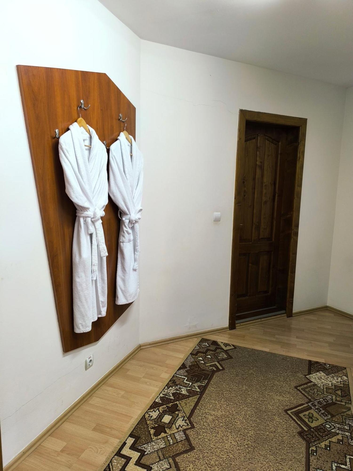 Hotel Delfin Muncaci Cameră foto
